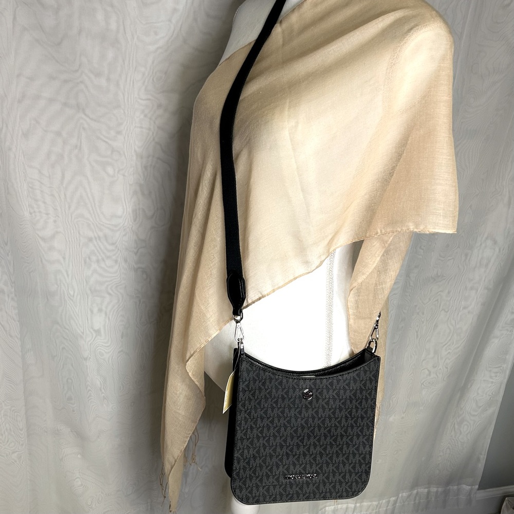 MICHAEL KORS BRILEY BLACK SM MESSENGER XBODY - NWT
